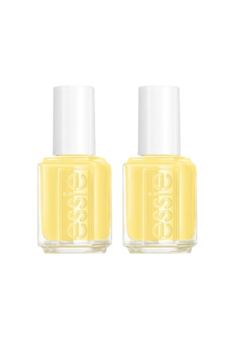 Deux flacons de vernis à ongles en verre transparent avec des bouchons blancs, remplis de vernis jaune pastel. Chaque flacon arbore le logo "essie".