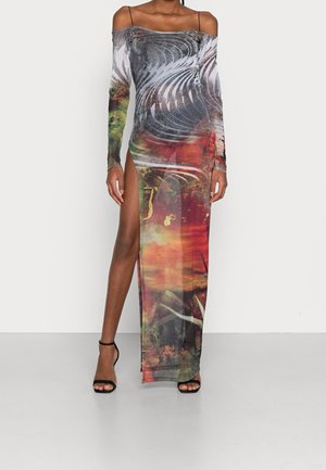 Robe longue décolletée avec un imprimé abstrait coloré, dotée d'une fente haute. Confectionnée en tissu léger et transparent avec des manches longues.