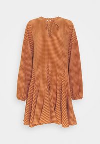 Vaatteet ginger-ruudullinen mekko pitkillä hihoilla, pyöreällä kaula-aukolla, solmusepalla ja laskostetulla hameella. Kevyt kangas, jossa on teksturoitu pinta.