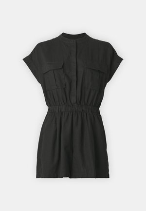 Romper nero a maniche corte con colletto alto, vita elasticizzata e due tasche frontali; realizzato in un tessuto leggero e testurizzato.