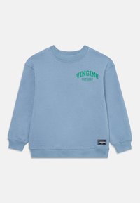 Svetlá modrá mikina s crewneck výstrihom a zelen�ým textom "VINGINO EST. 1997" na hrudi, s čiernou nášivkou značky pri leme.