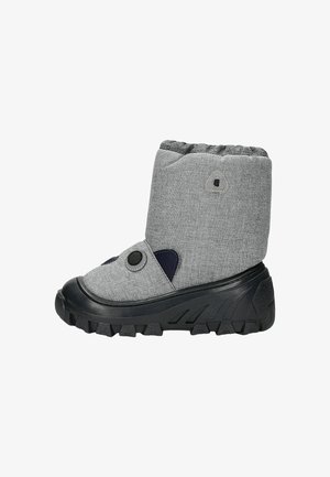 Stivale alla caviglia in tessuto grigio con suola in gomma grigio scuro, punta rotonda, cima arricciata e dettagli in blu navy. Presenta un dettaglio con bottone circolare sul lato.