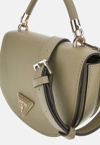 Borsa a tracolla sintetica verde oliva con finitura testurizzata, accessori in tonalità oro e logo triangolare del marchio. Include una tracolla rimovibile.