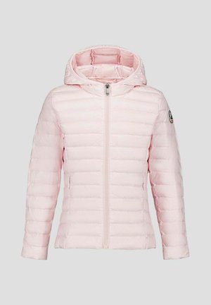 Lichtroze pufferjack met een ritssluiting aan de voorkant, capuchon en elastische manchetten. Heeft horizontale stiksels en een logopatch op de linkerarm.