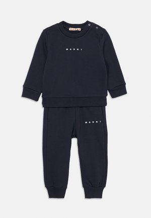 Ensemble de sweat-shirt et pantalon en coton marine, avec des poignets côtelés, un col rond et un logo imprimé "MARNI" sur les deux pièces.
