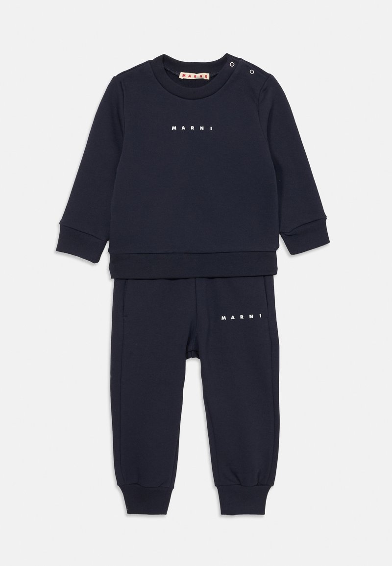 Conjunto de sweatshirt e calças em azul-marinho, feito de algodão, com punhos canelados, gola redonda e logótipo "MARNI" impresso em ambas as peças.