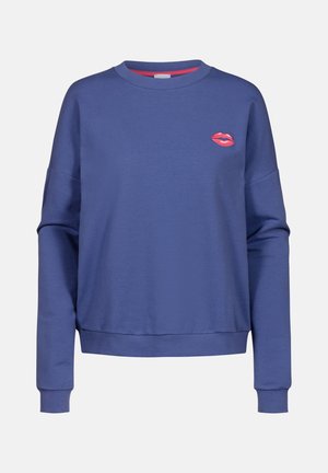 Blauwe sweatshirt met een relaxed fit, lange mouwen, ronde hals en een rode lipprint op de linkerkant van de borst. Zacht materiaal en geribde manchetten.