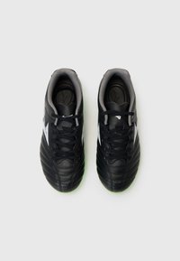 Sorte fotballsko laget av lær med teksturert design, med grå aksenter, snøring og en blank finish på sålen.