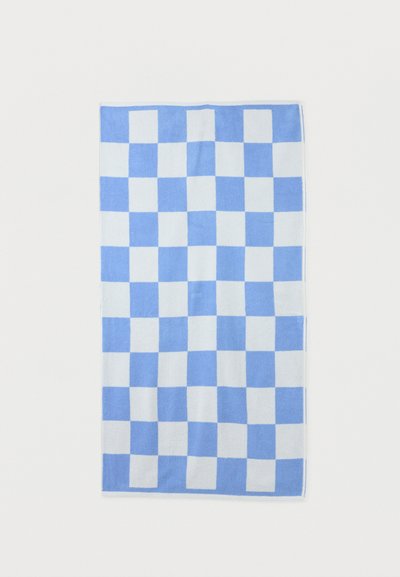 Ορθογώνια πετσέτα με μπλε και λευκό καρό μοτίβο, απλωμένη επίπεδα σε λευκό φόντο.