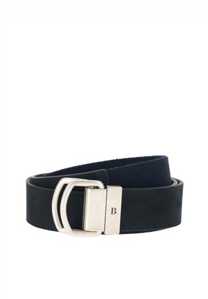 Zwinięty czarny pas z tkaniny z czarnym skórzanym końcem i matową srebrną klamrą w kształcie podwójnej litery D z wygrawerowaną literą "B".