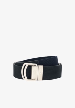 Schwarzer Stoffgürtel mit schwarzem Lederende und matter silberner Doppel-D-Ringschnalle, graviert mit dem Buchstaben "B".