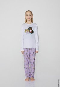 Bílá košile s dlouhým rukávem s kreslenými postavičkami a nápisem "Barbie"; levandulové pyžamové kalhoty se zábavnými vzory psů a tlapek.