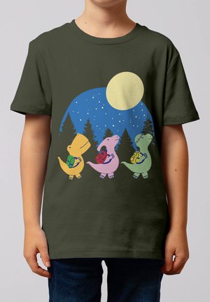 Drei bunte Dinosaurier mit Rucksäcken, die unter einem sternklaren Himmel und Vollmond in einem Wald auf einem dunkelgrünen T-Shirt spazieren.
