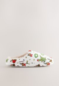 Weißer Hausschuh mit strukturierter Oberfläche. Verziert mit bunten, festlichen Mustern aus Rentieren, Bäumen und Sternen. Gemütliches Kunstpelzfutter.