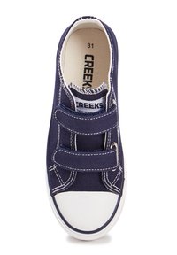 Scarpa in tela blu navy con due cinturini in velcro, suola in gomma bianca e dettagli cuciti. L'etichetta interna riporta la scritta "CREEKS" e la misura "31".