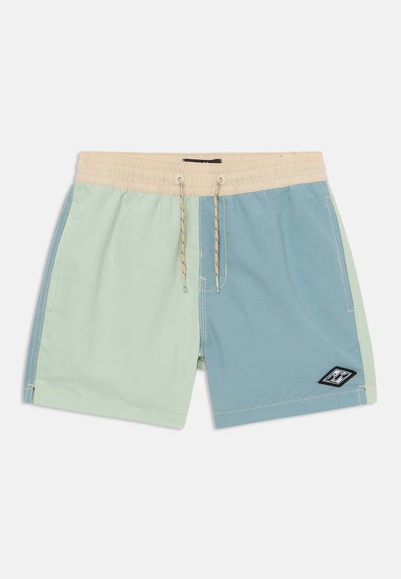 Shorts de bain avec un design en blocs de couleurs vert clair et bleu, taille élastique, fermeture à cordon de serrage et un petit patch logo noir.