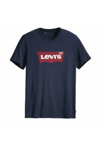 Camiseta corta de manga azul marino con un logotipo rectangular rojo que presenta el texto blanco "Levi's" en el centro delantero.