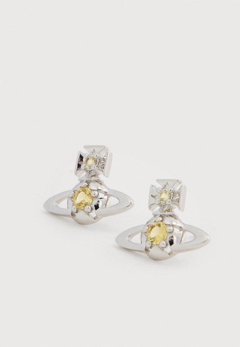 Silberne Ohrringe mit einem Saturn-ähnlichen Design, verziert mit gelben Edelsteinen und einer strukturierten Oberfläche. Steckverschluss und kreisförmige Akzente erhöhen die Details.