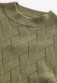 Pulover tricotat de culoare verde khaki, cu un model texturat țesut, guler ribatat și țesătură netedă cu detalii subtile.