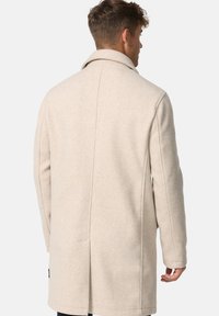 Beige uldblandingsfrakke med skræddersyet design, klassisk krave, lange ærmer og sidelommer, glat tekstur og mellemlangt snit.