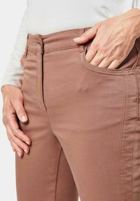 GOLDNER TRAGEANGENEHME CARLA MIT GLÄNZENDER OBERFLÄCHE - Slim fit jeans - caramel