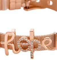 Bracciale a rete in oro rosa con un design calligrafico della parola "speranza" adornato con pietre di strass trasparenti. Texture liscia e finitura lucida.