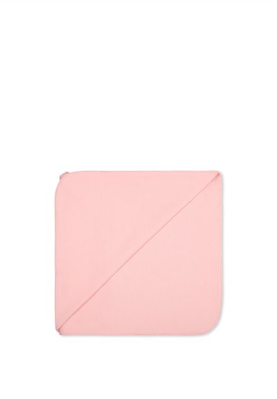 Coperta di cotone rosa, forma rettangolare con superficie liscia, bordi cuciti, piegata in un angolo, con un colore uniforme senza motivi.