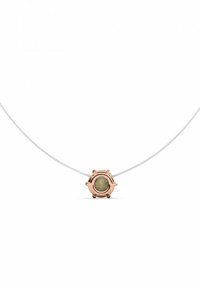 Collana a pendente in oro rosa con un centro verde rotondo su un sottile cordino bianco. Il pendente presenta un design intricato e strutturato.