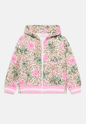 Chaqueta con capucha y cremallera que presenta un diseño de estampado de leopardo con rosas rosas y hojas verdes. Con puños y dobladillo acentuados en ribete rosa.