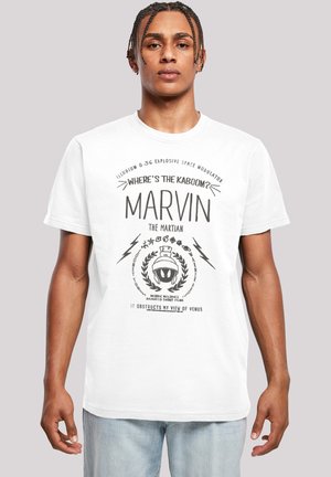Hvid bomulds t-shirt med et grafisk tryk af Marvin the Martian. Teksten inkluderer "Hvor er kaboom?" med dekorative elementer.