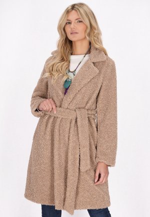 Beige, fluffy bouclé jas met een ceintuur in de taille, geknipte revers en lange mouwen. De stof heeft een gestructureerd oppervlak en is midi-lengte.