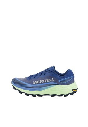 Zapatilla de trail running Merrell en azul y verde claro con suela negra de tacos y logo "Vibram" en el talón.
