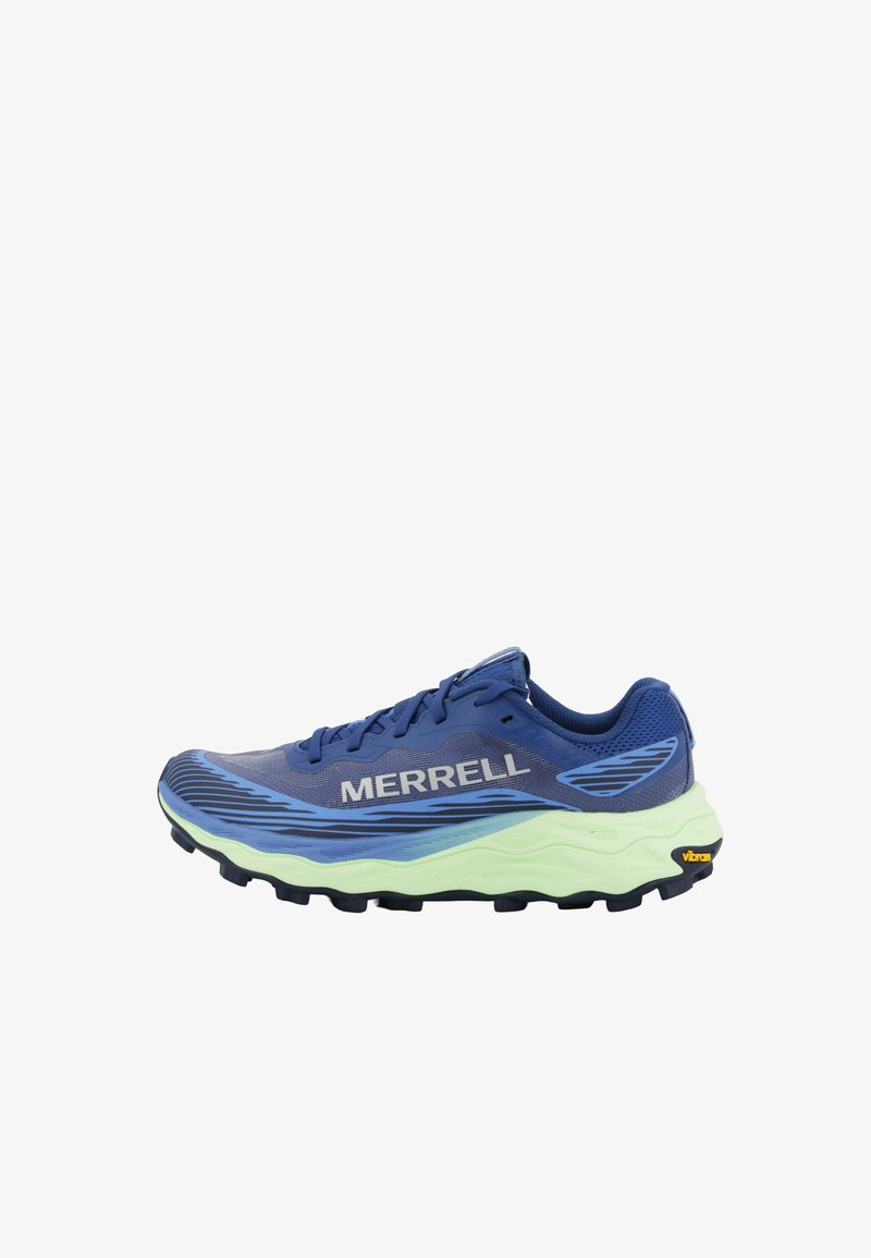 Zapatilla de trail running Merrell en azul y verde claro con suela negra de tacos y logo "Vibram" en el talón.