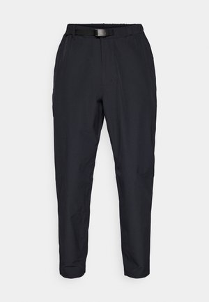 Pantalons de randonnée légers et noirs avec une taille élastique, une ceinture ajustable et des jambes fuselées. Texture lisse avec poches latérales.