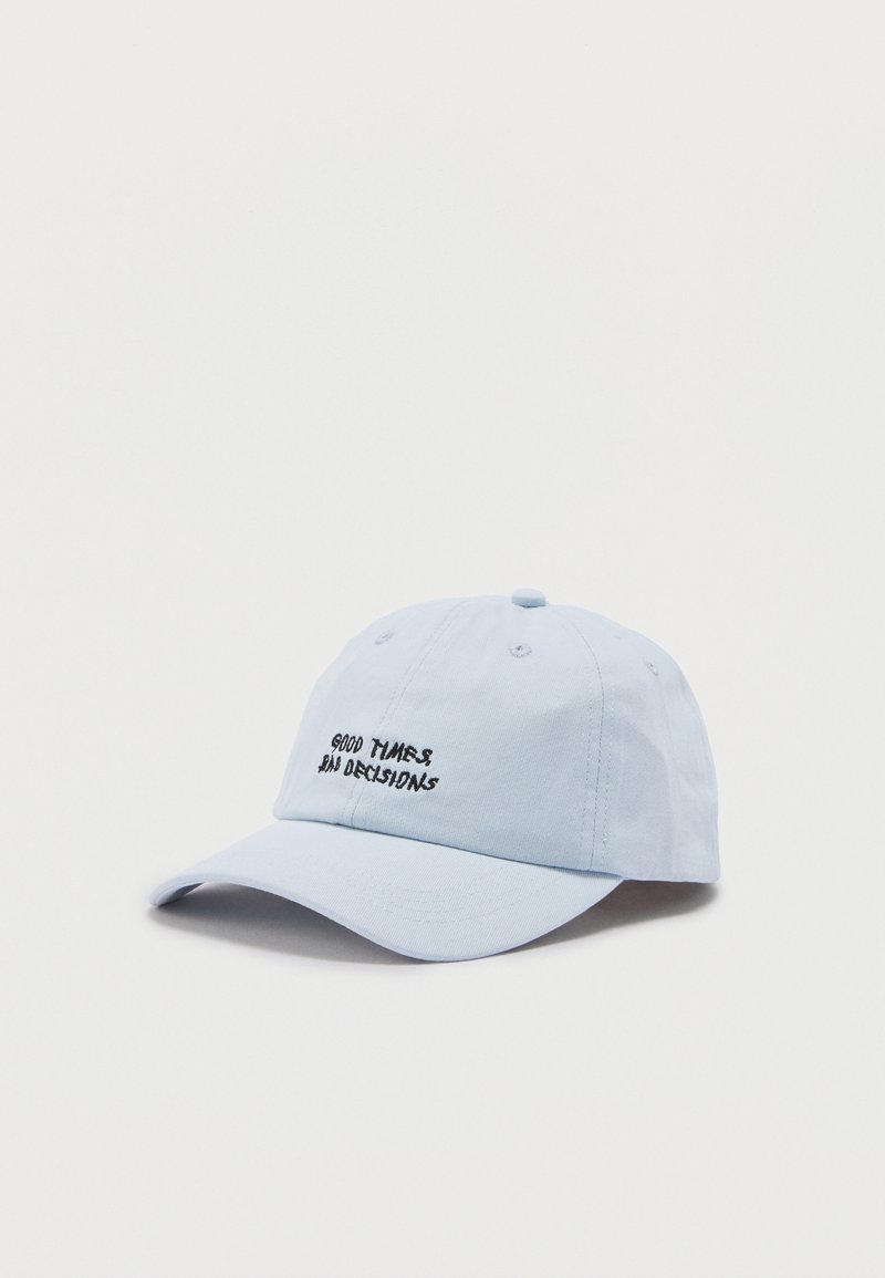 Casquette de baseball bleu clair avec visière courbée et texte brodé en noir "GOOD TIMES BAD DECISIONS" sur le panneau avant.