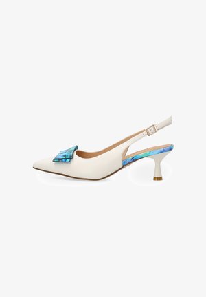 Witte slingback kitten heel met spitse neus en iriserende blauwgroene decoratieve gesp en hakaccent.