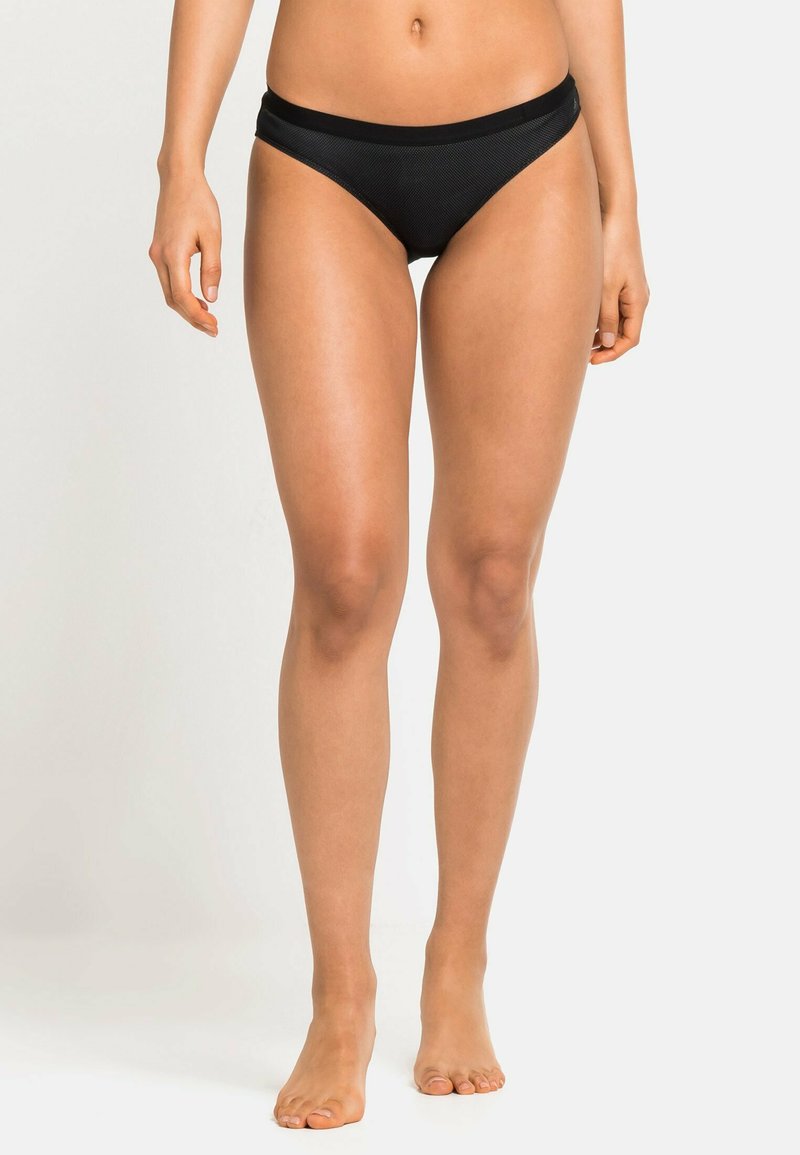 Bas de bikini noir avec une texture lisse, un design taille basse et une ceinture large. Offre une couverture minimale et une couleur uniforme.