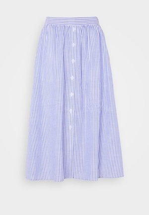 Jasnoniebieska i biała spódnica w paski, o długości do połowy łydki, z ułożonym w talii krokiem, z przodu na guziki oraz delikatną teksturą.