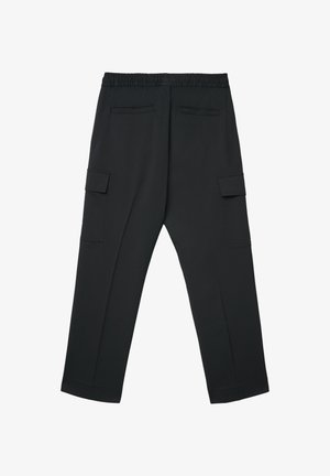 Pantaloni cargo neri con vita elasticizzata, due tasche laterali e due tasche posteriori; realizzati in tessuto liscio con design a gamba affusolata.