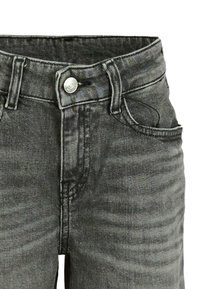 Jean en denim gris avec un design classique à cinq poches, fermeture à bouton sur le devant et de subtils effets de délavage sur la surface du tissu.