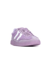 Zapatillas de ante moradas con rayas laterales texturizadas blancas, con un cuello acolchado y suela de goma con tracción. Diseño de punta redondeada.