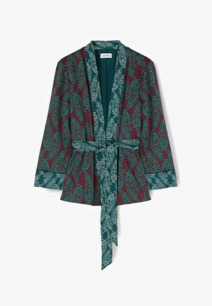 Dlouhý otevřený kabát s dlouhými rukávy v tyrkysovobordovém vzoru paisley, s páskem ze stejné látky a manžetovými rukávy.