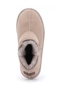 Tan suède enkellaars met een afgeronde neus, zachte voering en een gestikt ontwerp. Heeft een bruin logopatch aan de zijkant.