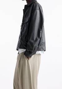 PULL&BEAR Imiteret læderjakke - black