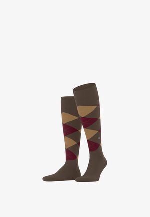 Knielange Socken in Braun mit einem gemusterten Design, das Rauten in Beige und Burgunderrot zeigt. Glatte Textur mit verstärktem Zehen- und Bündchenbereich.