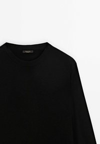 Pull noir à col rond avec manches longues et col côtelé, présenté sur un fond blanc.
