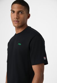 Fila APPAREL NAVIGLI PIZZA GRAPHIC - Printtipaita - black