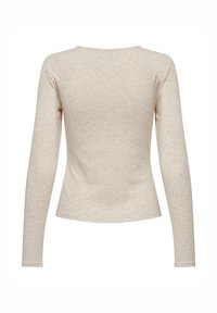 Haut à manches longues beige clair côtelé avec un col rond, une coupe ajustée et un tissu texturé. Dos sans coutures ni éléments visibles.