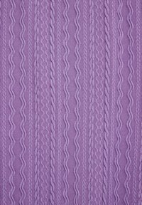 Raštuotas violetinis audinys, turintis bangų ir kabelinės mezgimo raštus, su pakaitiniais lygių ir iškilusių dizainų eilėmis visame paviršiuje.