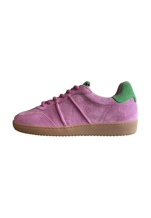 Roze suède sneaker met groene hielaccent, gestructureerde zijpanelen en een gumrubberen zool. Zes bijpassende roze veterogen en veters.